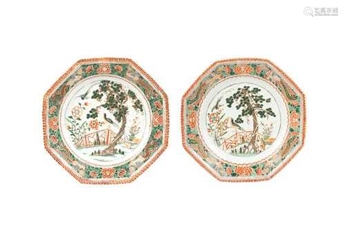 A PAIR OF CHINESE FAMILLE VERTE OCTAGONAL DISHES.