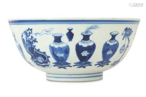 A CHINESE BLUE AND WHITE 'HUNDRED VASES' BOWL.