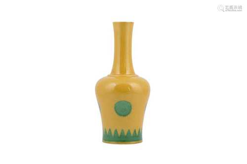 A CHINESE YELLOW-GROUND MALLET VASE.