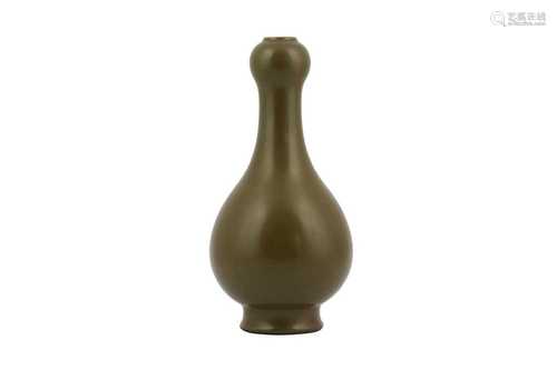 A CHINESE TEA DUST-GLAZED GARLIC NECK VASE.