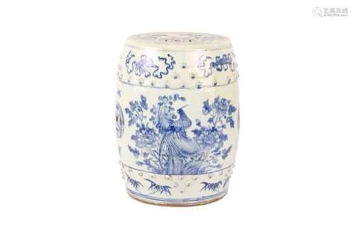 A CHINESE BLUE AND WHITE BARREL-SHAPED GARDEN SEAT.