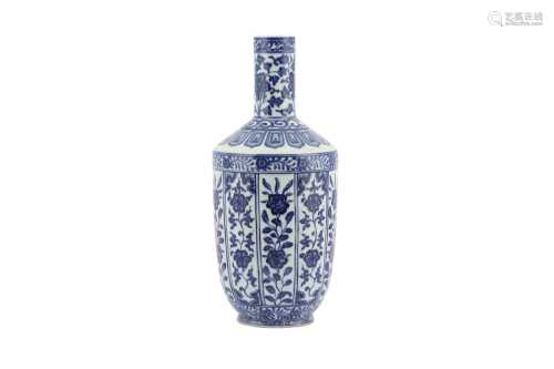 A CHINESE BLUE AND WHITE 'BLOSSOMS' VASE.