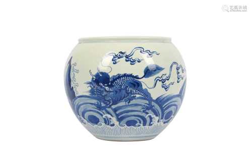 A SMALL CHINESE BLUE AND WHITE 'MYTHICAL BEASTS' FISHBOWL.