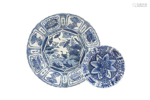 TWO CHINESE BLUE AND WHITE KRAAK PORCELAIN DISHES.