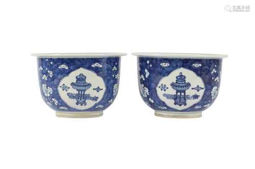 A PAIR OF CHINESE BLUE AND WHITE PLANTERS.