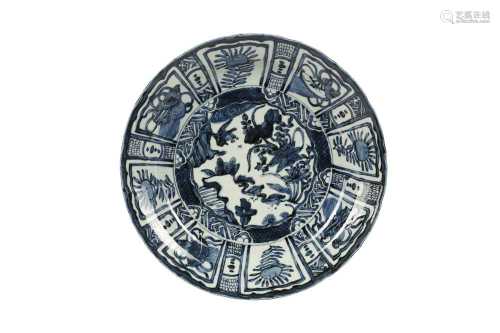 A CHINESE BLUE AND WHITE KRAAK PORCELAIN 'DUCKS' CHARGER.