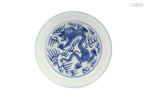 A CHINESE BLUE AND WHITE 'DRAGON' DISH.