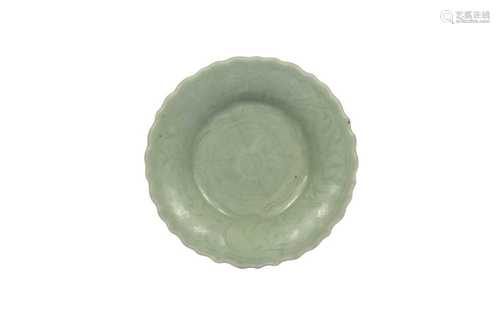 A SMALL CHINESE LONGQUAN CELADON DISH.