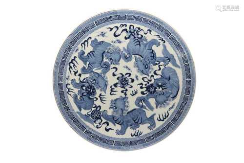 A LARGE CHINESE CIRCULAR BLUE AND WHITE 'LION DOGS' PLAQUE.