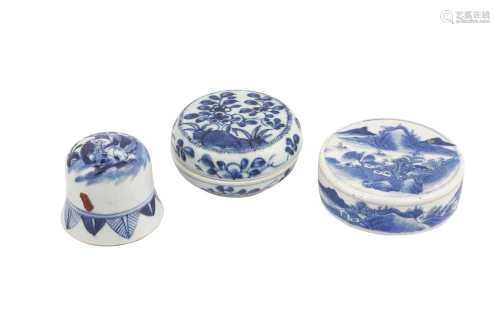 A SMALL COLLECTION OF CHINESE BLUE AND WHITE PORCELAIN.