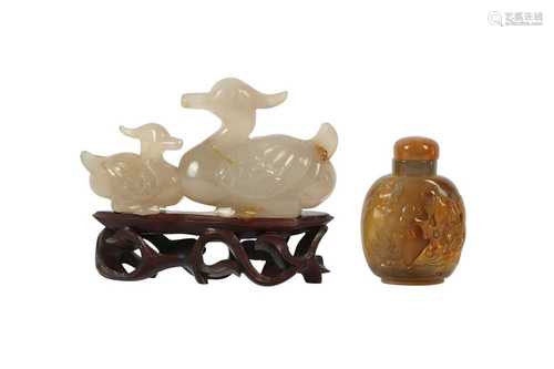 A CHINESE AGATE 'DUCKS' CARVING AND AN AGATE SNUFF BOTTLE.