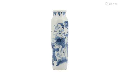 A SMALL CHINESE BLUE AND WHITE SLEEVE VASE.