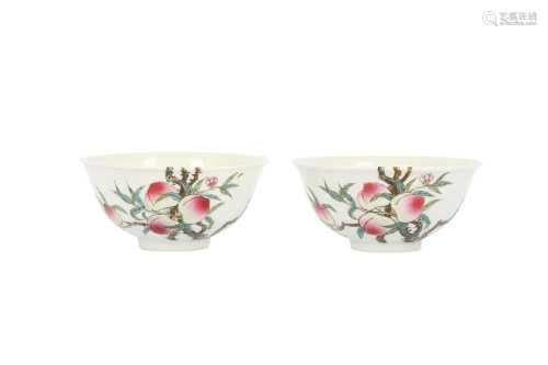A PAIR OF CHINESE FAMILLE ROSE 'PEACHES AND BATS' BOWLS.