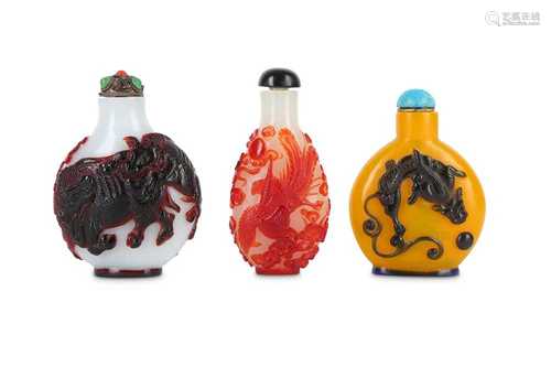 THREE CHINESE OVERLAY GLASS SNUFF BOTTLES.