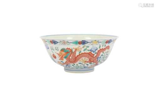 A CHINESE WUCAI ‘DRAGON AND PHOENIX’ BOWL.