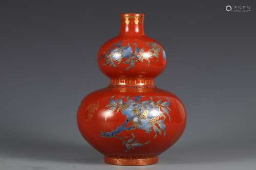清代，“大清雍正年制”矾红青花描金葫芦瓶