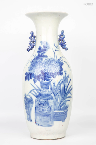 LATE QING DYNASTY BLUE AND WHITE BOTTLE