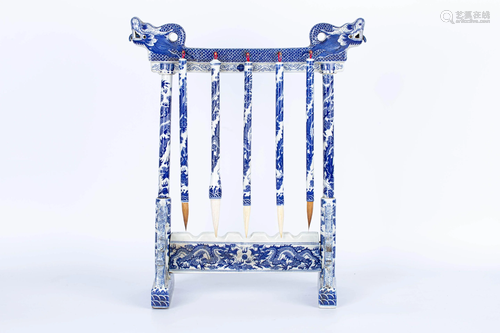 A SET OF BLUE AND WHITE PEN HOLDERS AND BRUCHES IN THE