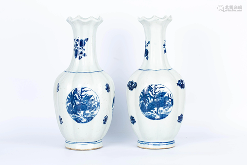 20TH CENTURY PAIR OF BLUE AND WHITE DOUBLE BLOOMING