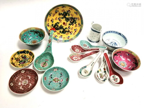 A GROUP OF POLYCHROMED 20TH CENTURY CHINESE TABLEWARE