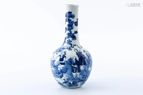 20TH CENTURY BLUE AND WHITE VASE