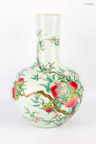 DA QING QIAN LONG NIAN ZHI' PEACH VASE