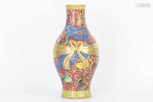 20TH CENTURY FAMILLE ROSE VASE WITH DRAGON PATTERN