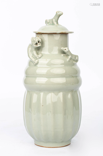 20TH CENTURY ANIMAL BUTTON FLOWER SHAPPED BOTTLE