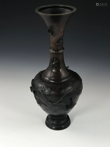 ORIENTAL VASE WITH RELIEF BIRD AND FOLIAGE DECORATION