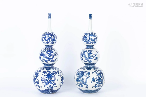 ‘DA QING QIAN LONG YEAR’ BLUE AND WHITE GOURD BOTTLES