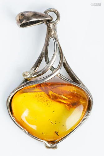 NATURAL AMBER PENDANT