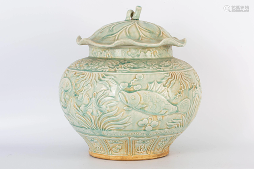 20TH CENTURY LONGQUAN WARE 'FISH' JAR