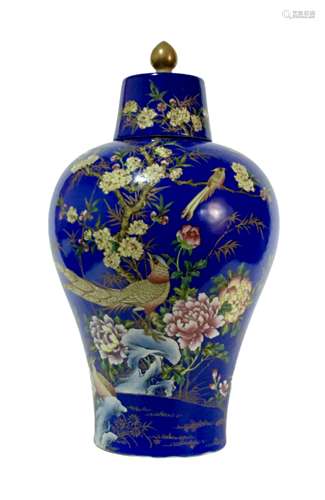 Blue ground flower and bird pattern plum bottle with lid