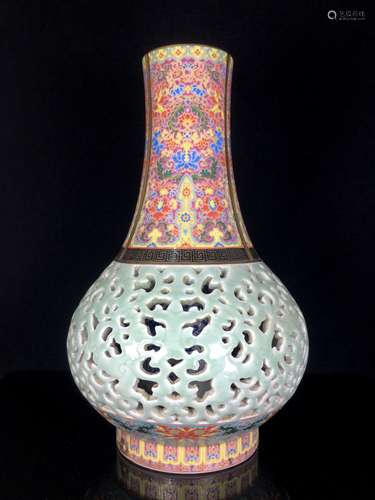 Fell-colored hollow-wrapped pattern long-necked bottle