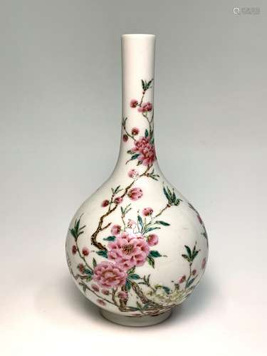 Famille rose peach pattern bottle