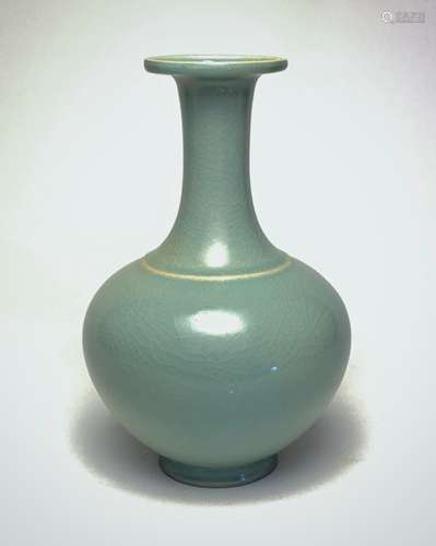 Celadon long-necked bottle