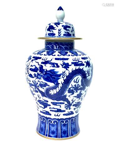 General jar with blue and white cloud and dragon pattern