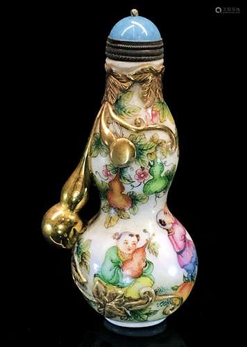 Baby girl pattern gourd-shaped snuff bottle