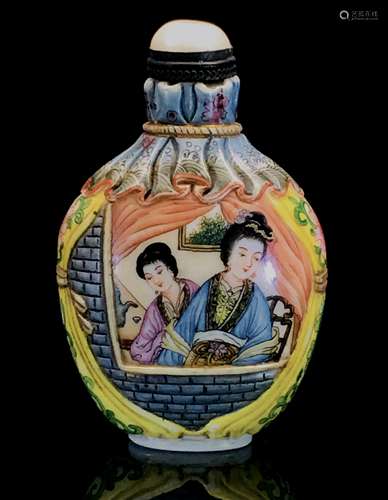 Snuff bottle with figures of material tires