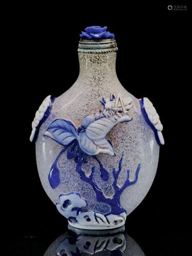 Snowy Snuff Bottle with Carved Flowers and Insect Patterns