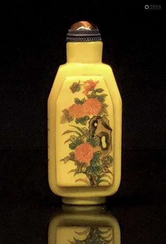 Yellow snuff bottle with floral pattern