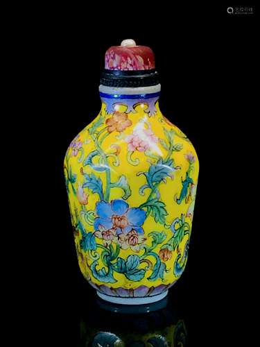 Snuff bottle with yellow ground and flower pattern