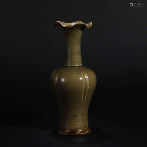Celadon long-necked vase in Song Dynasty