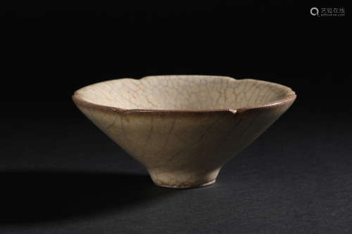 Geyao Petal Bowl in Song Dynasty