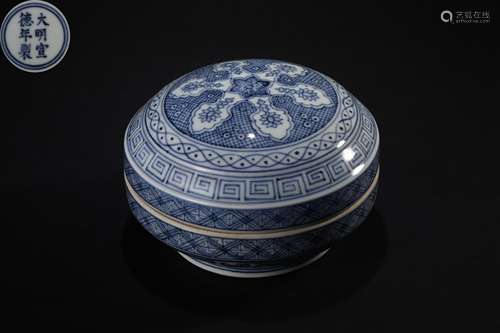 Blue and white flower cover box in Qing Dynasty