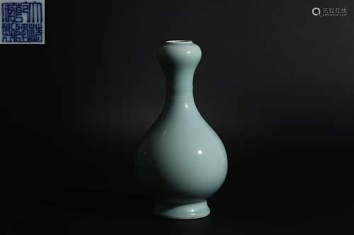 Bean Green Garlic Bottle in Qing Dynasty