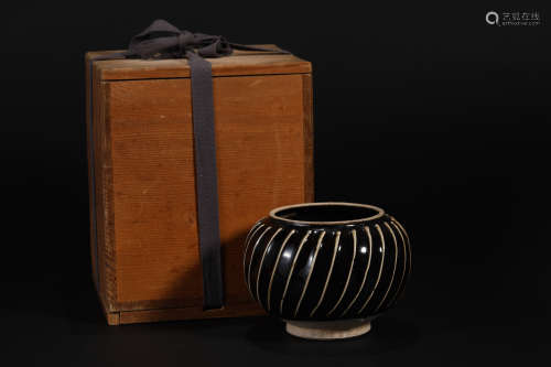 Black Glazed Melon Jar in Song Dynasty