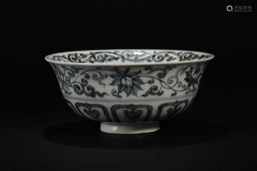 A large bowl of blue and white flowers in the Qing Dynasty