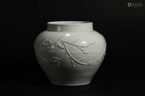 White Porcelain Wrapped Big Jar in Song Dynasty