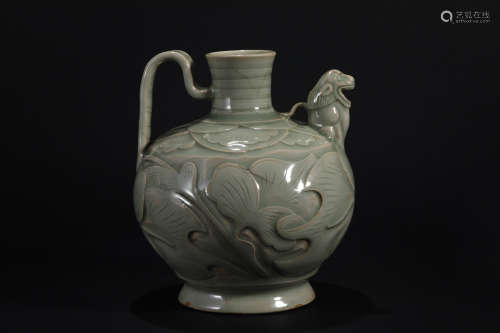 Celadon flower beasthead portable pot in Song dynasty